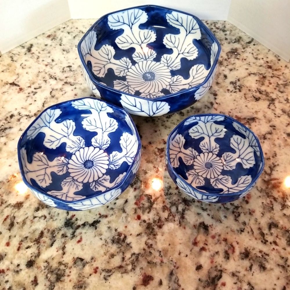 Asian blue and white China nesting bowls